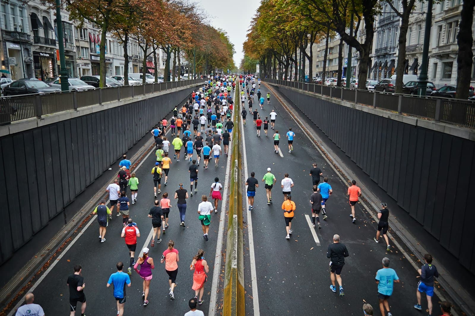 Multitud de corredores en una maratón urbana
